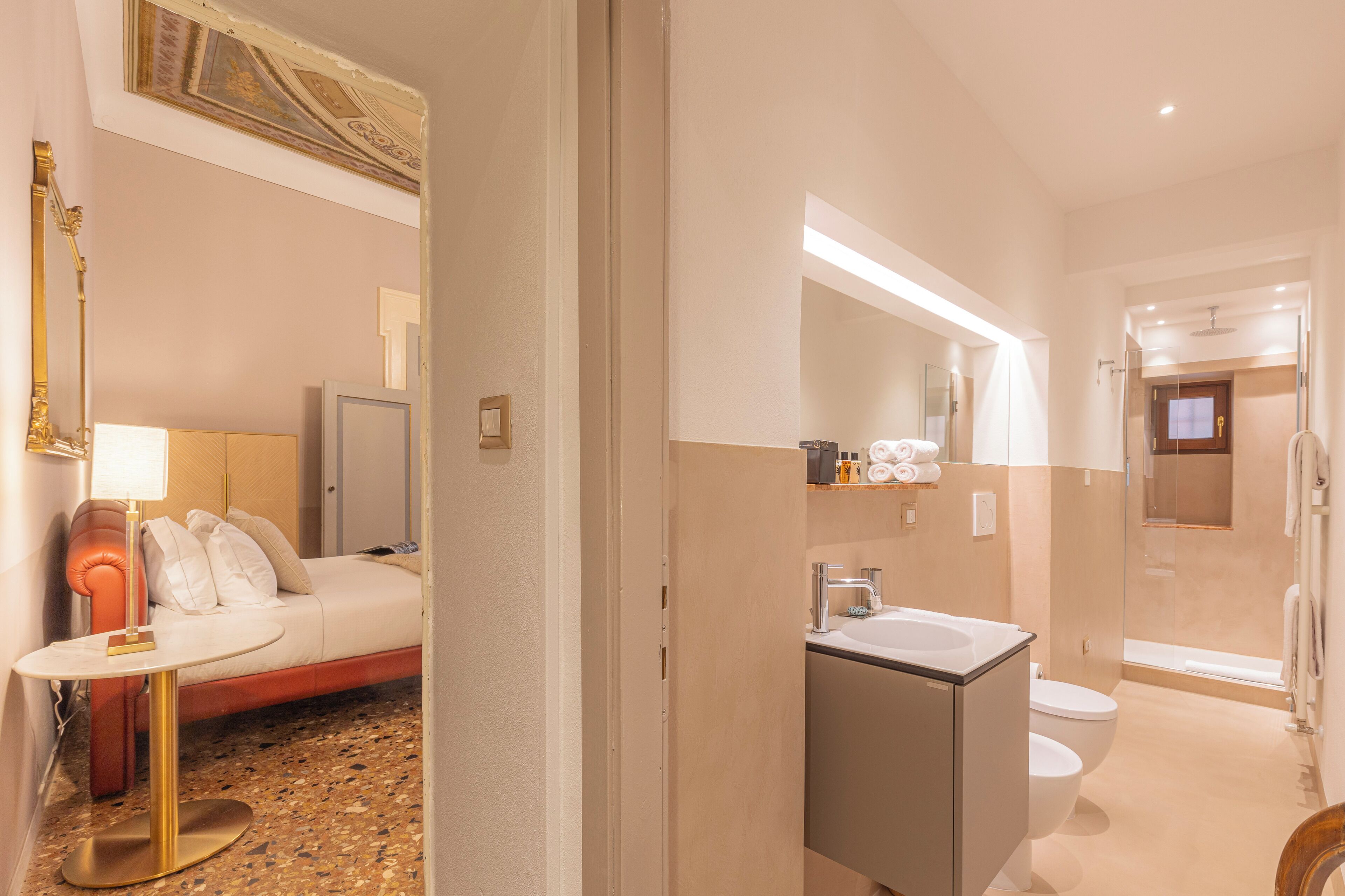 Elite Suite, Balcony, City View | Bathroom | Designer toiletries, hair dryer, bathrobes, slippers