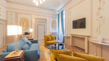 Suite Elite, balcó, vistes a la ciutat | Sala d'estar | Televisor de pantalla plana de 52 polzades amb canals per satèl·lit