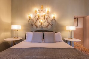 Royal suite, uitzicht op de stad | Luxe beddengoed, donsdekens, een minibar, een kluis op de kamer