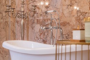 Royal-Suite, Stadtblick | Badezimmer | Designer-Toilettenartikel, Haartrockner, Bademäntel, Hausschuhe