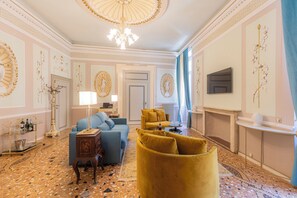 Suite Élite, balcon, vue ville | Coin séjour | Télévision à écran plat de 52 pouces avec chaînes par satellite