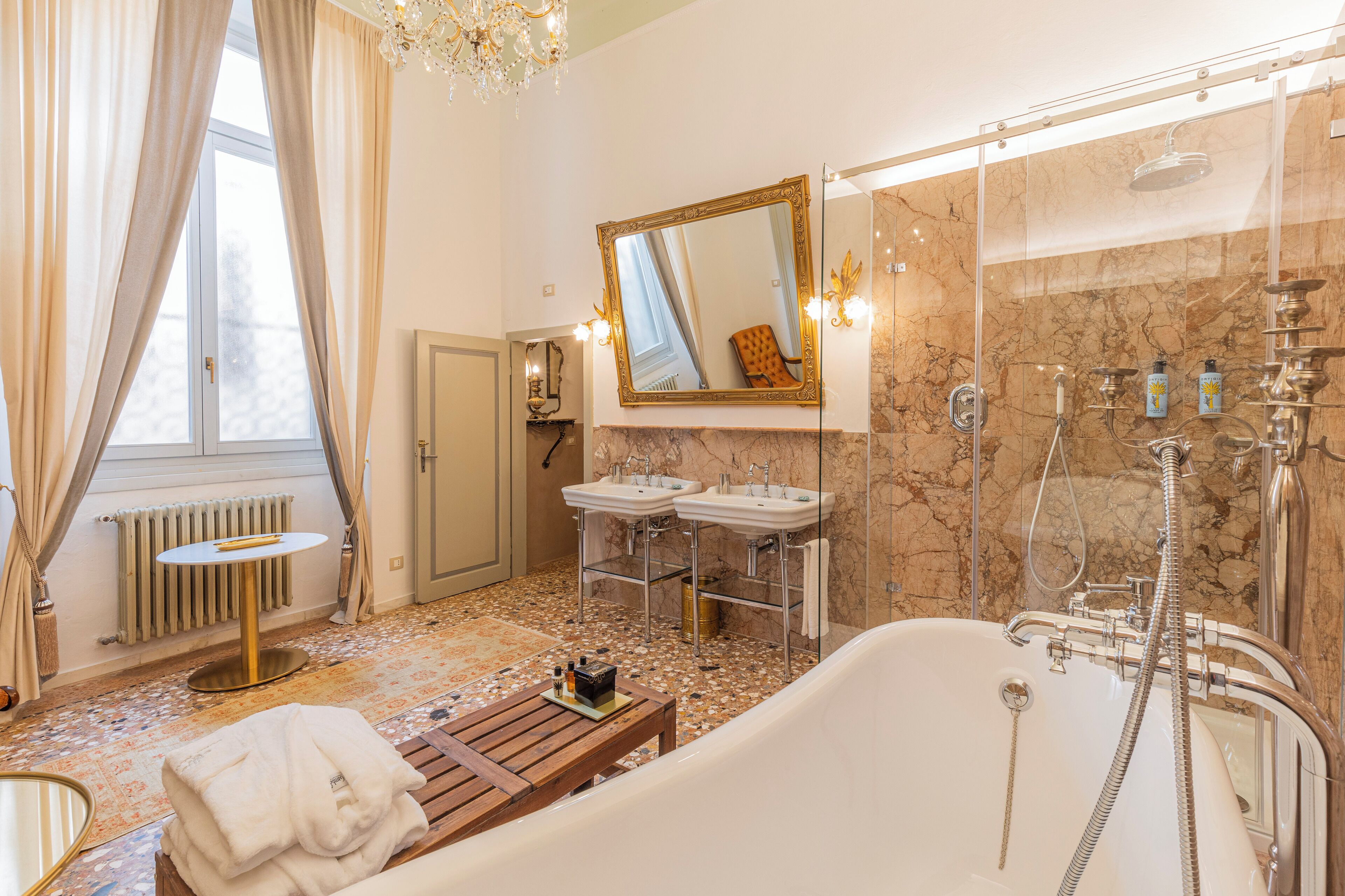 Suite Royal, vista città | Bagno | Set di cortesia firmato, asciugacapelli, accappatoio, pantofole