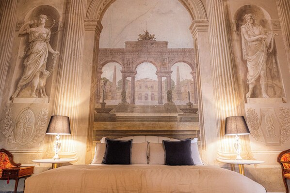 Suite Royale, vue ville | Literie de qualité supérieure, couette en duvet d'oie, minibar