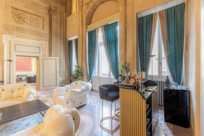 Suite Royale, vue ville | Coin séjour | Télévision à écran plat de 52 pouces avec chaînes par satellite
