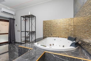 Douche, sèche-cheveux, serviettes fournies