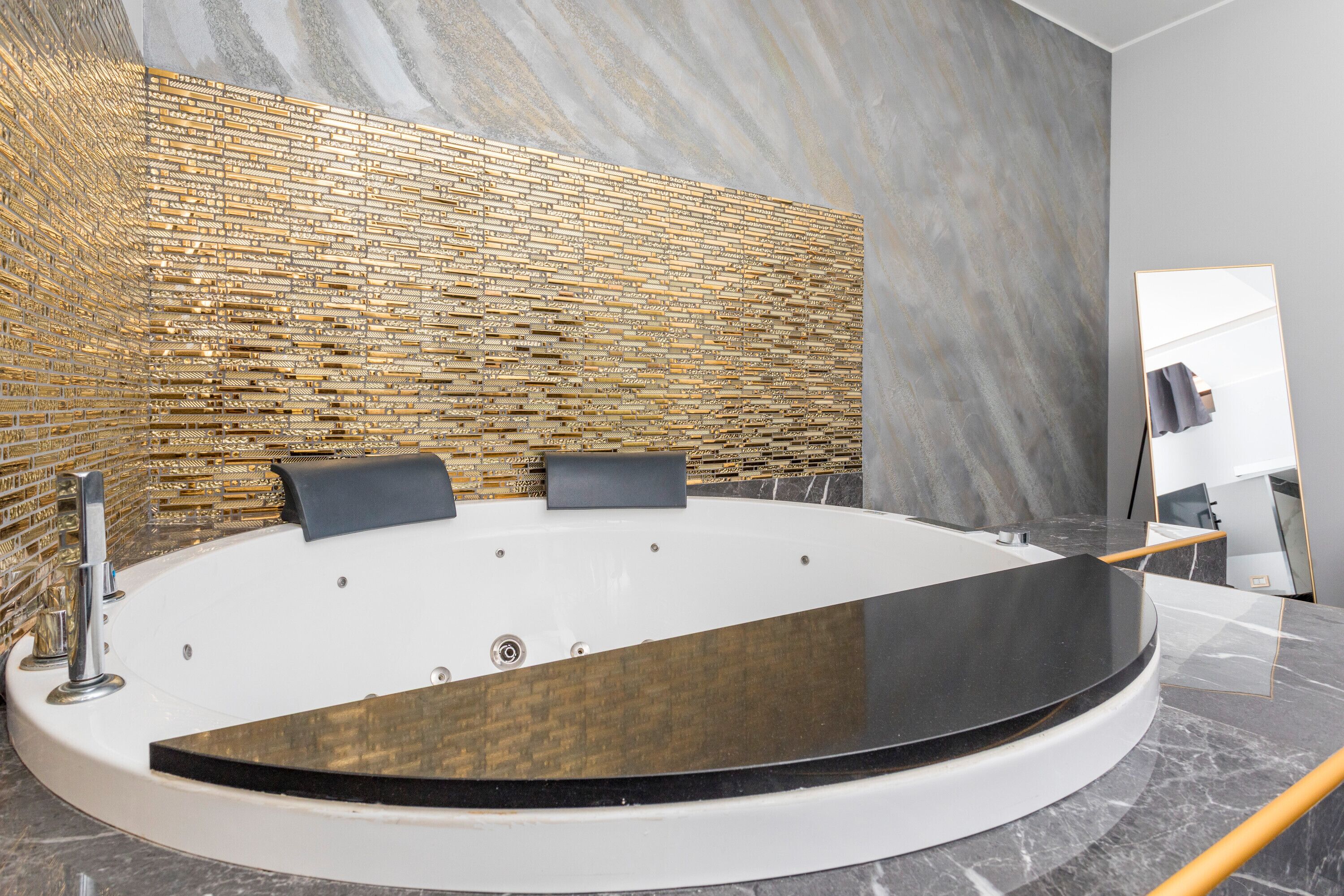 Douche, sèche-cheveux, serviettes fournies