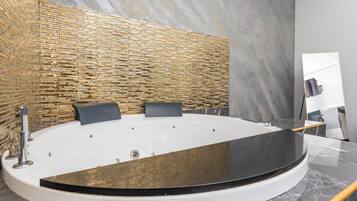 Douche, sèche-cheveux, serviettes fournies