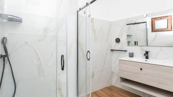 Ducha, secador de pelo y toallas