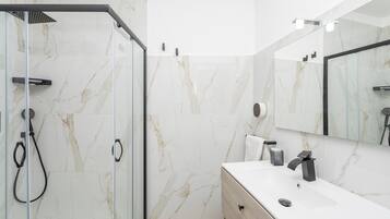 シャワー、ヘアドライヤー、タオル