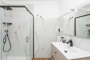 Shower, hair dryer, towels - Room 'Balestrate' with Balcony, Wi-Fi and Air Conditioning (Acireale)