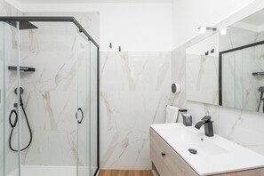 Dusj, hårføner og håndklær