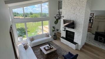 Smart-TV, Kamin, Bücher, Stereoanlage