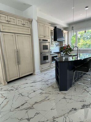 Geladeira, micro-ondas, fogão, cooktop