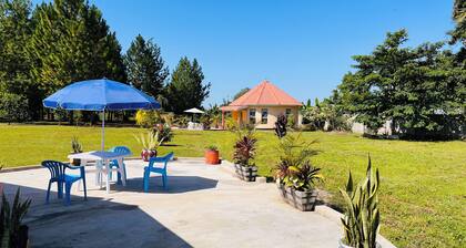 Alberto Gardens - One bedroom cottage in private grounds & free parking