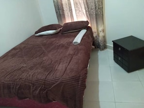 Iron/ironing board, bed sheets