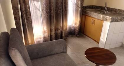 Alberto Gardens - One bedroom cottage in private grounds & free parking