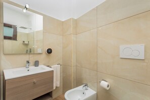 Shower, hair dryer, towels - Apartment 'Malascesa' with Wi-Fi and Air Conditioning (Acireale)