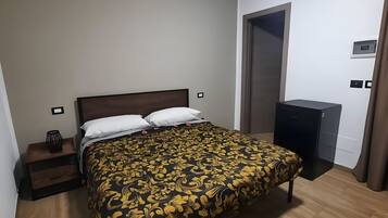 1 slaapkamer, een strijkplank/strijkijzer, wifi, beddengoed