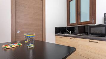 Réfrigérateur, micro-ondes, plaque de cuisson, cafetière/bouilloire