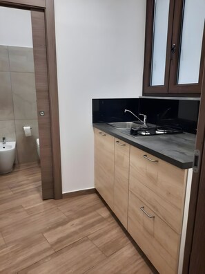 ثلاجة، ميكروويف، موقد طهي مسطح، ماكينة لصنع القهوة/الشاي