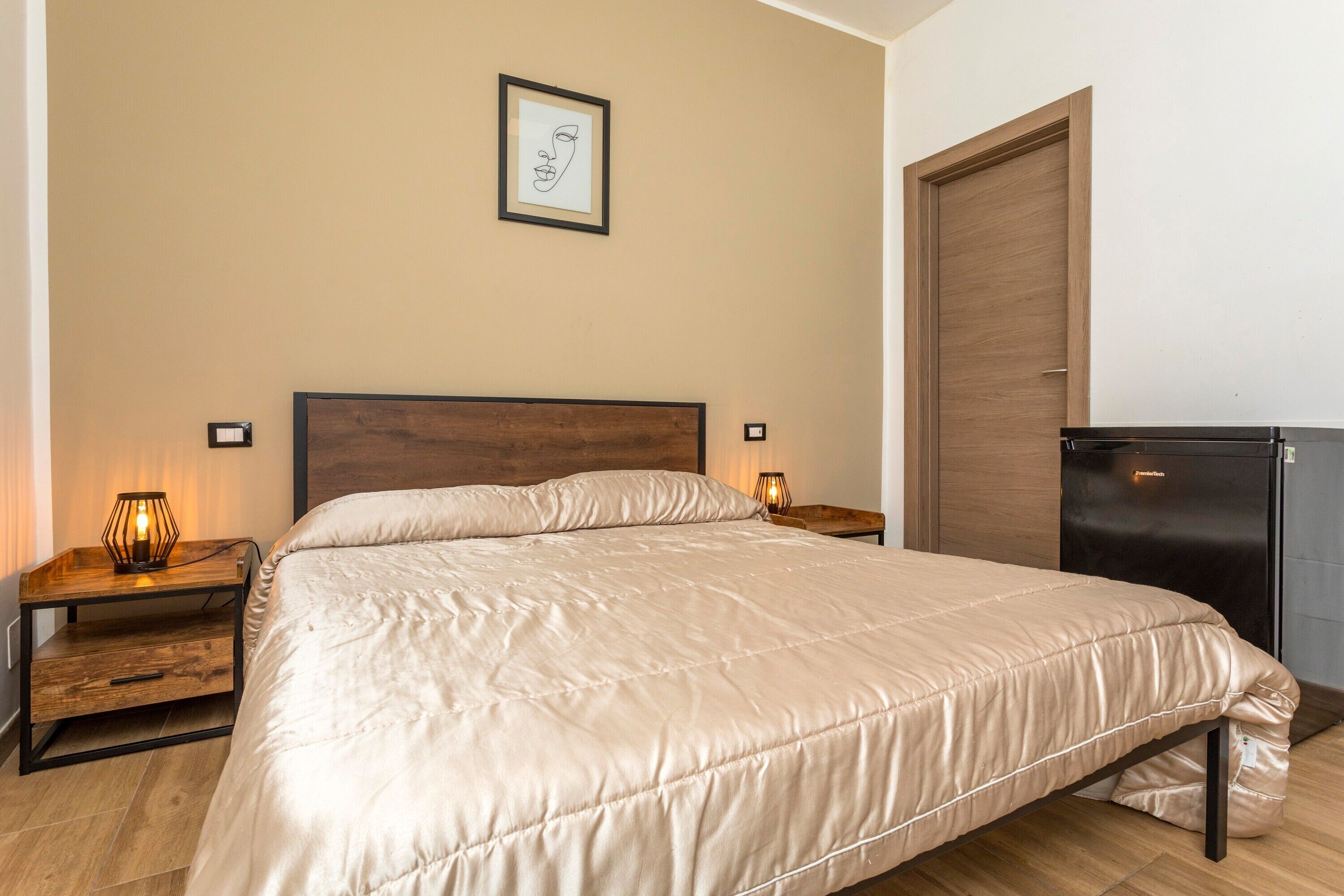 1 dormitorio, tabla de planchar con plancha, wifi y ropa de cama