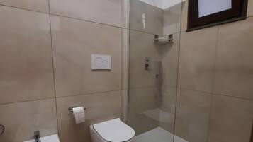 Een douche, een haardroger, handdoeken