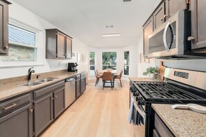 Een magnetron, een oven, een kookplaat, een vaatwasser