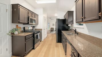 Microondas, horno, parrilla de estufa y lavavajillas