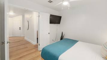 3 habitaciones, tabla de planchar con plancha, wifi y ropa de cama