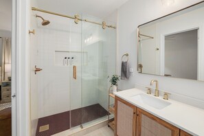 Dusche, Haartrockner, Bidet, Handtücher