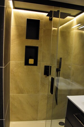 Dusche, Handtücher, Seife, Toilettenpapier