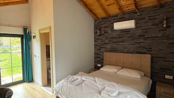 Kamar Double Standar | Meja kerja, ruang kerja ramah laptop, dan Wi-Fi gratis