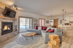 Living area - Elegant Mountain Escape - Ground floor Ski In/Out Condo with 2 Private Terraces (Mont-Tremblant)