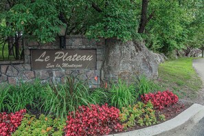 Exterior detail - Elegant Mountain Escape - Ground floor Ski In/Out Condo with 2 Private Terraces (Mont-Tremblant)