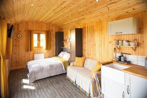 1 bedroom, individually decorated, individually furnished, free WiFi - Head For the Hills Glamping - Skylark Shepherd's Hut (Carmarthen)