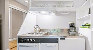 Kühlschrank, Mikrowelle, Herdplatte, Wasserkocher mit Kaffee-/Teezubehör