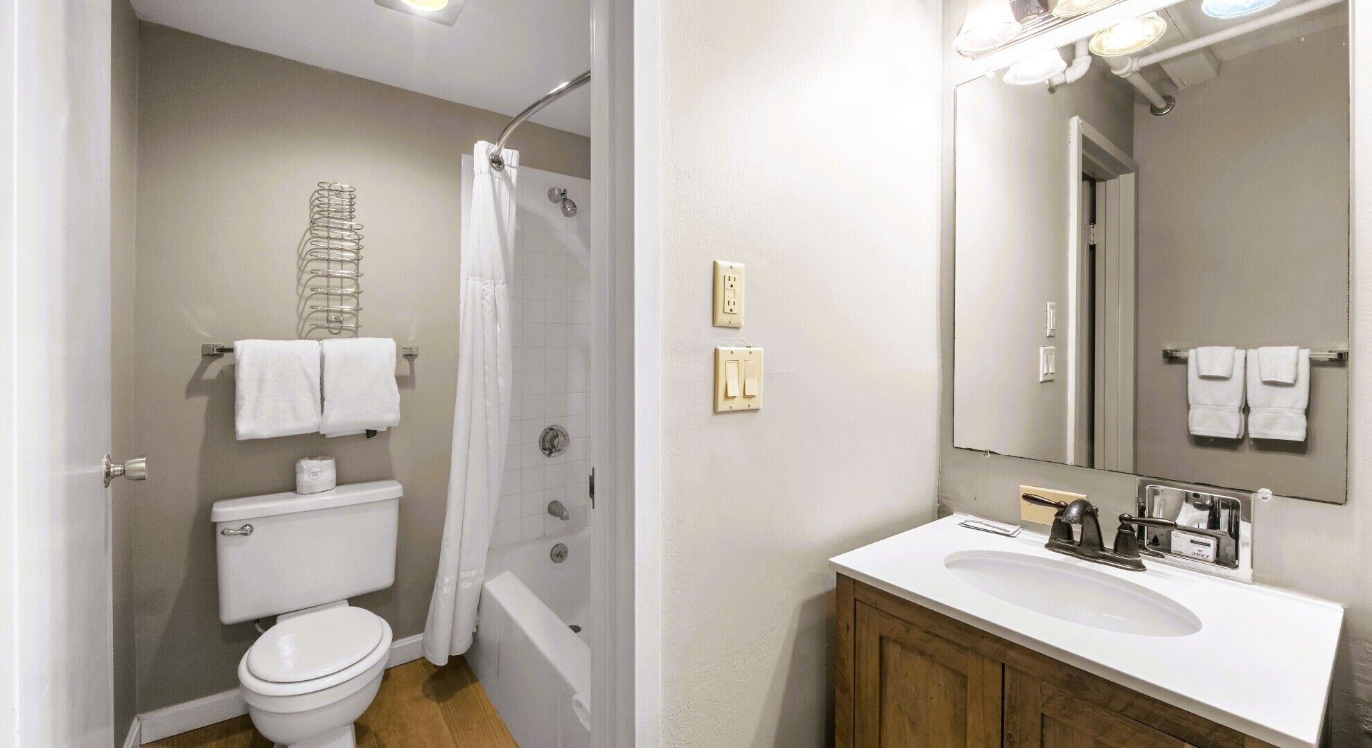 Een badkamer met toilet, douche en wastafel.