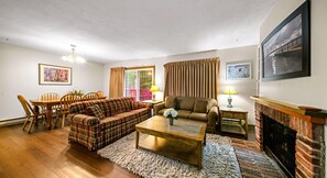 Fernseher, Kamin, DVD-Player, Tischfußball