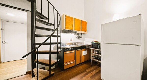 Refrigerador, microondas, horno y parrilla de estufa 