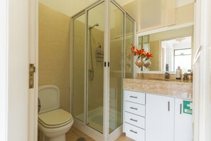 Shower, hair dryer, towels, toilet paper - Casa do Pico by Atlantic Holiday (Câmara de Lobos)