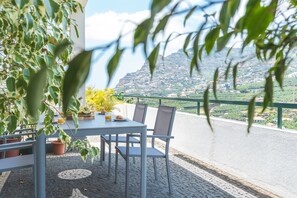 Outdoor dining - Casa do Pico by Atlantic Holiday (Câmara de Lobos)