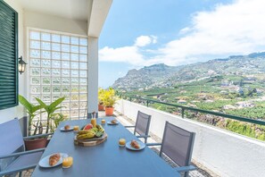 Outdoor dining - Casa do Pico by Atlantic Holiday (Câmara de Lobos)