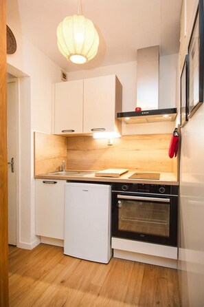 Réfrigérateur, micro-ondes, four