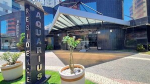A modern building with a sign reading "RESIDENCE AQUARIUS". - Aquarius Flat Service (Caldas Novas)