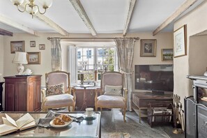 Fernseher, Kamin, Bücher