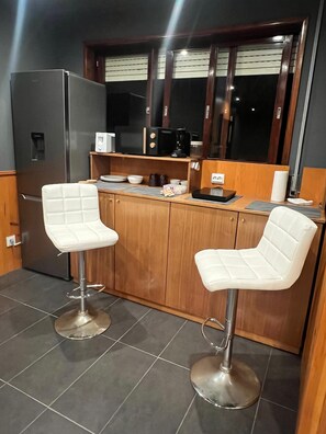 Een koelkast, een microgolfoven, een kookplaat