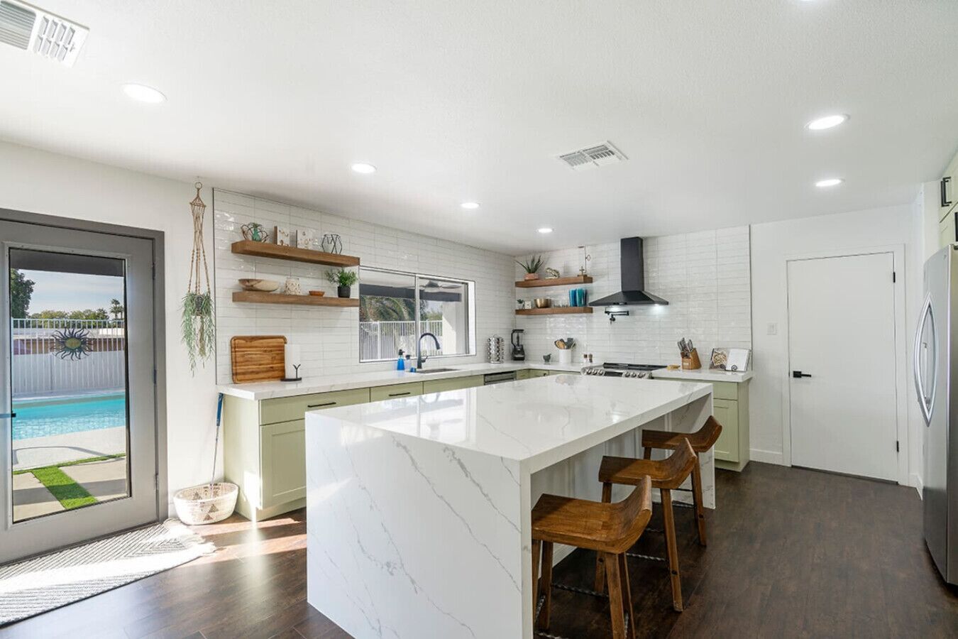 雪櫃、微波爐、焗爐、爐具