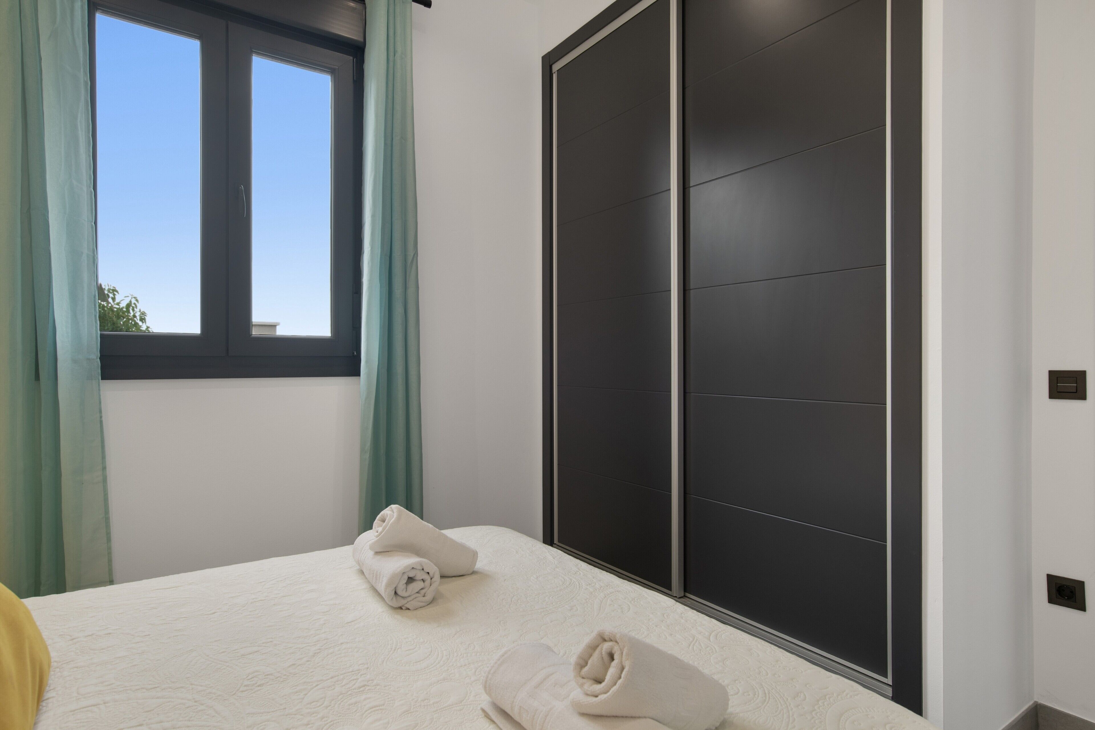 Tabla de planchar con plancha, wifi, ropa de cama