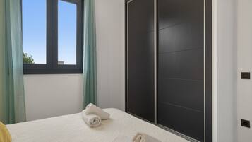Tabla de planchar con plancha, wifi, ropa de cama