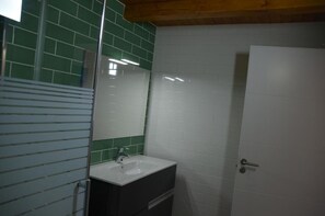 Douche, sèche-cheveux, serviettes fournies